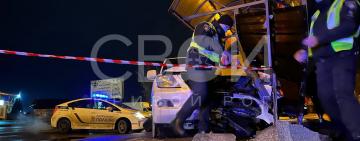 В Кривом Роге пьяный прокурор из Одесской области снес остановку, а затем сбежал из больницы (фото)